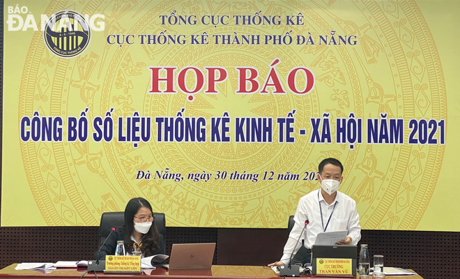 Cục trưởng Cục Thống kê thành phố Trần Văn Vũ (phải) công bố số liệu kinh tế - xã hội thành phố năm 2021. Ảnh: M.QUẾ