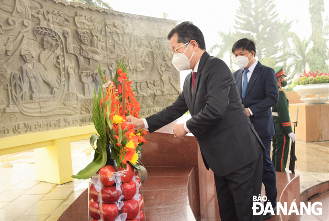 Municipal Party Committee Secretary Nguyen Van Quang and municipal Party Committee Vice Secretary Luong Nguyen Minh offering incense to pay tribute to heroic martyrs at the 2 September Peace Monument. Photo: TRONG HUY.