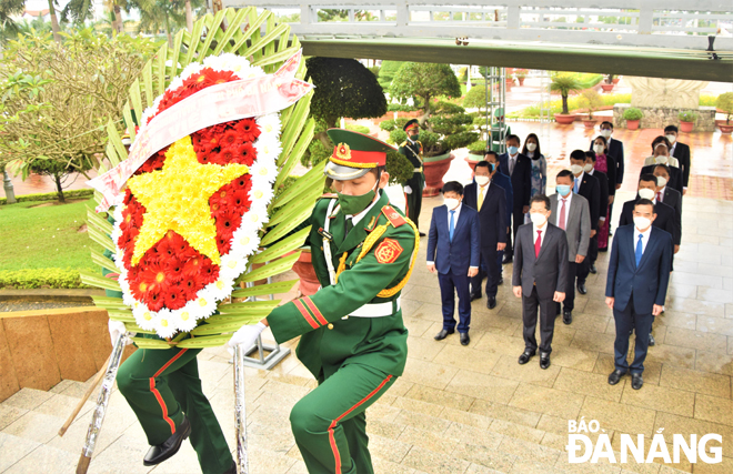 Da Nang leaders lay wreaths and offer incense to pay tribute to heroic martyrs. Photo: TRONG HUY