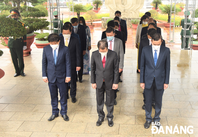 City leaders observe one minute of silence to honour the Vietnamese heroic martyrs who sacrificed their lives for the countrys re-unification. Photo: TRONG HUY