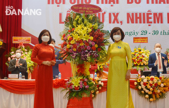 Phó Chủ tịch UBND thành phố Ngô Thị Kim Yến (phải) trao tặng lẵng hoa chúc mừng Đại hội. Ảnh: LÊ VĂN THƠM