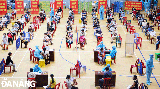 Trung tâm Y tế quận Hải Châu bố trí 10 bàn tiêm để tiêm vắc-xin phòng Covid-19 cho 14.300 người tại Cung Thể thao Tiên Sơn từ ngày 6 đến 11-9. Ảnh: PHAN CHUNG