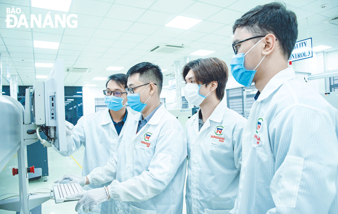 Kỹ sư vận hành nhà máy nghiên cứu sản xuất thiết bị điện tử công nghệ cao SMT (Trungnam EMS) đặt tại Khu Công nghệ cao Đà Nẵng. Ảnh: NGUYỄN ĐĂNG KHIÊM