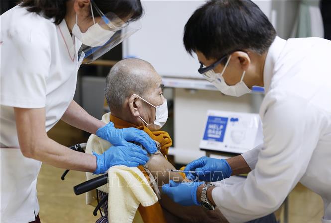 Nhân viên y tế tiêm vaccine phòng COVID-19 cho người dân tại Tokyo, Nhật Bản ngày 30/10/2021. Ảnh: Kyodo/TTXVN