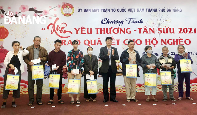 Nhiều năm qua, thành phố quan tâm thực hiện các chính sách nhân văn hướng về người dân. TRONG ẢNH: Chủ tịch Ủy ban MTTQ Việt Nam thành phố Ngô Xuân Thắng (giữa) trao quà Tết cho hộ nghèo tại Chương trình 