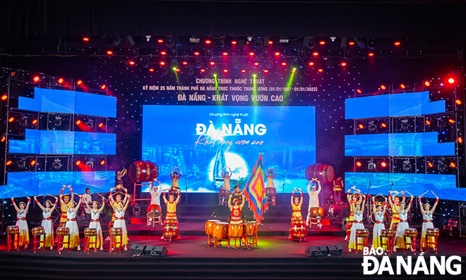 The ‘Drum Festival in the Homeland’ performance by artists and actors from the Da Nang-based Trung Vuong Theater. Photo: XUAN DUNG
