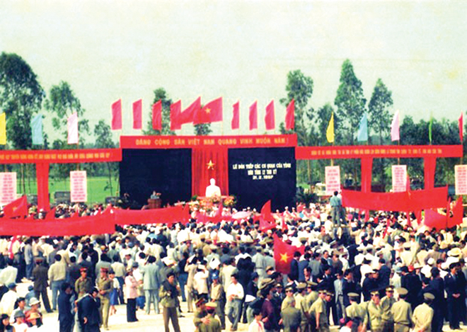 Lễ đón tiếp các cơ quan ở Đà Nẵng vào công tác tại Tam Kỳ ngày 21-2-1997. (Ảnh tư liệu)