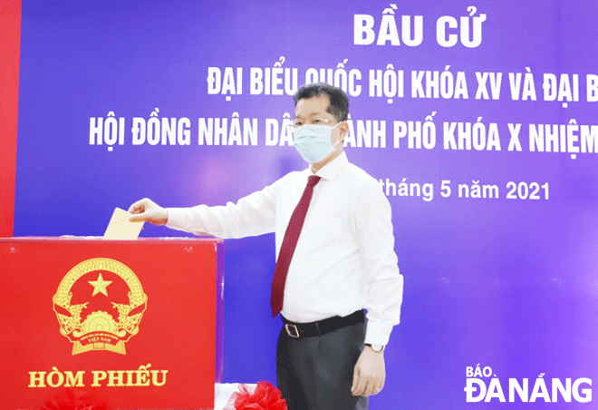 Member of the Party Central Committee, Secretary of the Da NangParty Committee Nguyen Van Quang casts his ballots on the Election Day at polling station No. 1, Thach Thang Ward, Hai Chau District. Photo: NGOC PHU