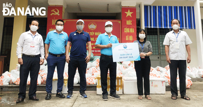 The Da Nang chapter of the Viet Nam Fatherland Front allocates 200 gifts donated by the Da Nang Golf Association to Cam Le poor and disadvantaged households. Photo: NGUYEN QUANG