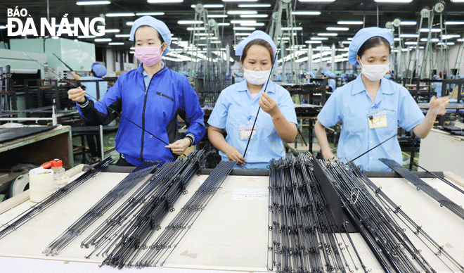 Production activities are observed at the Daiwa Vietnam Co., Ltd. located in the Hoa Khanh Industrial Park, Lien Chieu District. Photo: KHANH HOA.