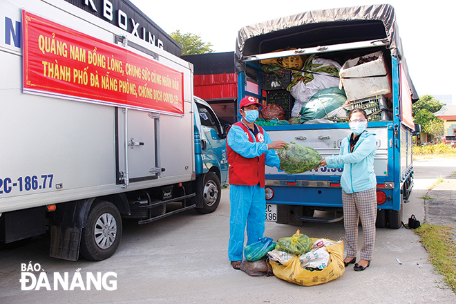 30 tấn lương thực, thực phẩm của người dân huyện Đại Lộc (tỉnh Quảng Nam) được gửi đến người dân trong khu cách ly của quận Sơn Trà trong sáng 10-8-2021 khi tình hình dịch bệnh căng thẳng tại Đà Nẵng. Ảnh: XUÂN DŨNG
