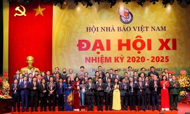 Ban Chấp hành Hội Nhà báo Việt Nam khoá XI, nhiệm kỳ 2020 - 2025 gồm 52 đồng chí ra mắt Đại hội. Ảnh: Tuấn Đức/TTXVN