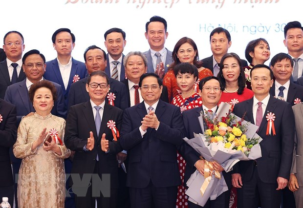 Thủ tướng Phạm Minh chúc mừng Ban Chấp hành VCCI nhiệm kỳ 2021-2026. (Ảnh: Dương Giang/TTXVN)