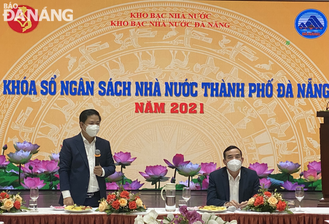 Phó Bí thư Thường trực Thành ủy  Lương Nguyễn Minh Triết (trái) và Chủ tịch UBND thành phố Lê Trung Chinh chủ trì hội nghị. Ảnh: M.QUẾ