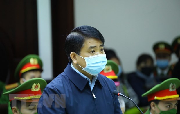 Cựu Chủ tịch UBND thành phố Hà Nội Nguyễn Đức Chung khai báo trước tòa. (Ảnh: TTXVN)
