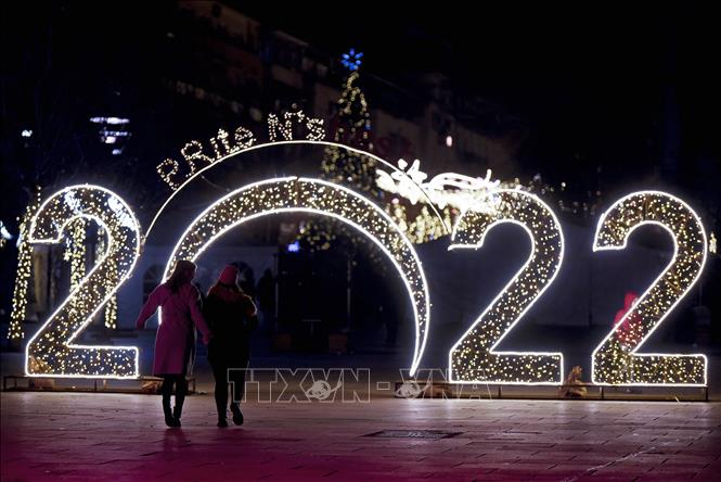 Biểu tượng năm 2022 được thắp sáng trước thềm Năm mới tại Pristina, Kosovo ngày 30/12/2021. Ảnh: AFP/TTXVN