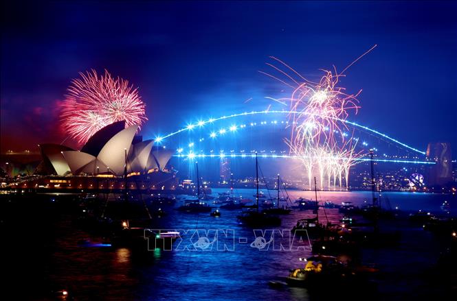 Pháo hoa đón mừng Năm mới thắp sáng bầu trời tại Cầu cảng Sydney, Australia đêm 31/12/2021. Ảnh: AFP/TTXVN