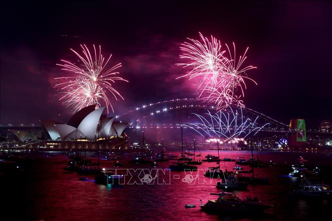 Pháo hoa đón mừng Năm mới thắp sáng bầu trời tại Cầu cảng Sydney, Australia đêm 31/12/2021. Ảnh: AFP/TTXVN