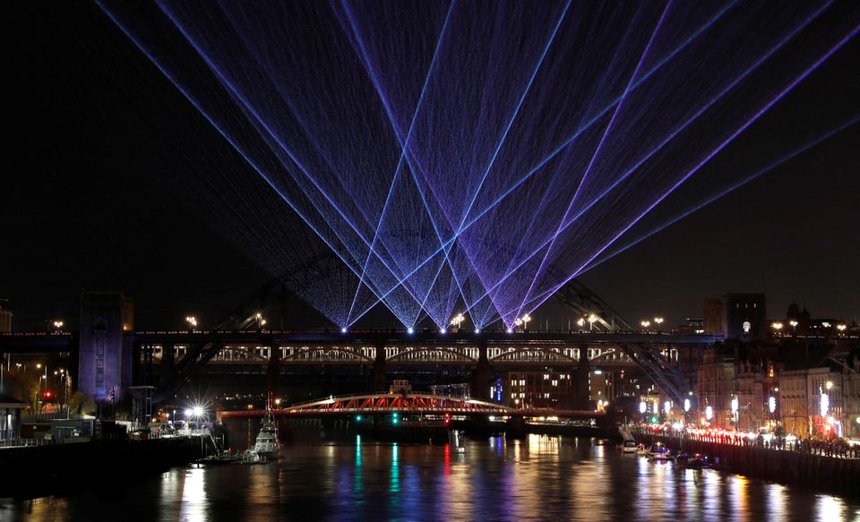 Một buổi trình diễn laser để chào mừng Năm mới ở Newcastle upon Tyne, Anh, hôm 30/12. Ảnh: Reuters