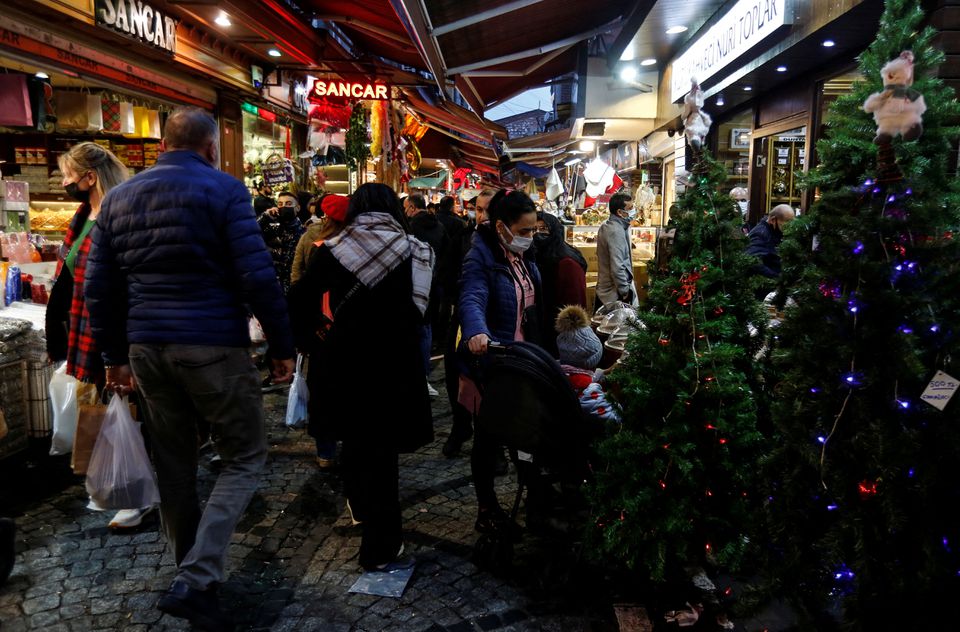 Mọi người mua sắm trước thềm năm mới ở Istanbul, Thổ Nhĩ Kỳ. Ảnh: Reuters