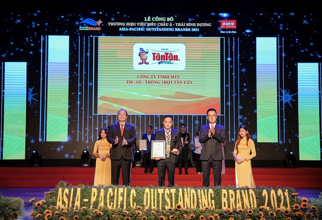Nguyễn Minh Thiện Tấn (CMO) - Công ty đậu phộng Tân Tân vinh dự nhận giải thưởng 