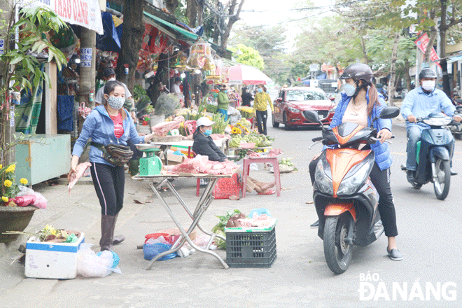 Cần xử lý nghiêm tình trạng bán rong bên ngoài chợ