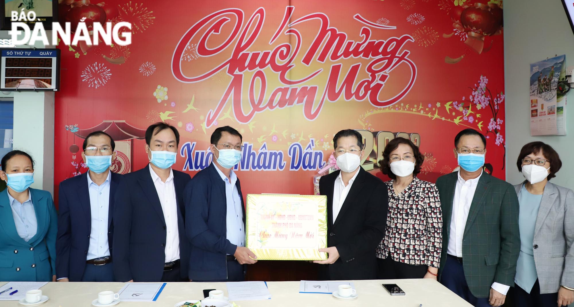 Bí thư Thành ủy Nguyễn Văn Quảng thăm, chúc Tết Đảng bộ, chính quyền và lực lượng y tế phường Hòa Cường Bắc