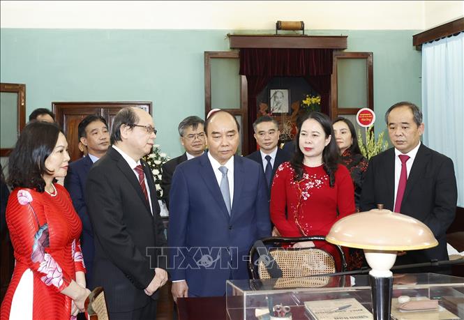 Chủ tịch nước dâng hương tưởng niệm Chủ tịch Hồ Chí Minh tại Nhà 67