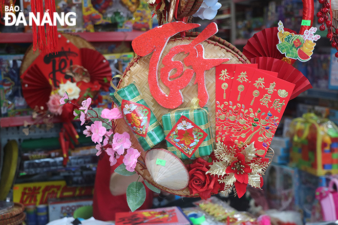 Wide range of Tet decoration items available for sale in Da Nang ...