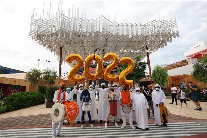 Các nghệ sĩ biểu diễn mừng Năm mới tại Dubai, UAE ngày 31-12-2021. Ảnh: AFP/TTXVN