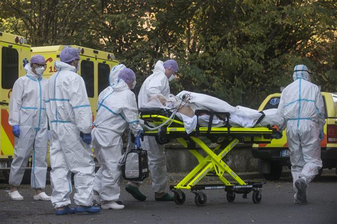  Nhân viên y tế chuyển bệnh nhân Covid-19 vào bệnh viện ở Praha, CH Séc. Ảnh: AFP/TTXVN
