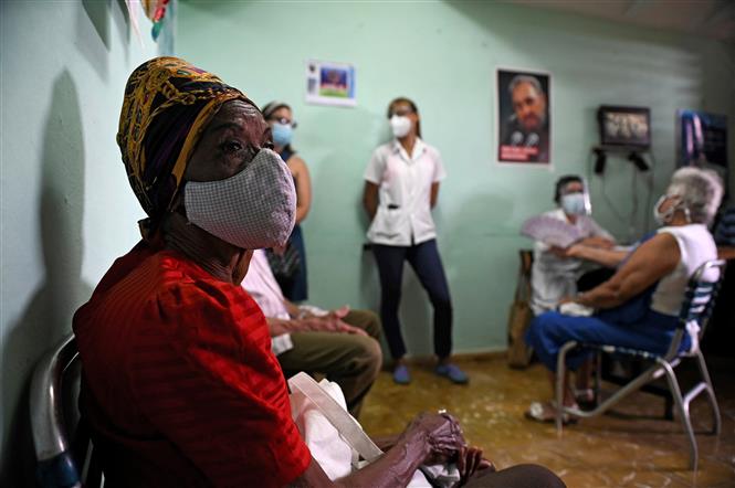  Người dân chờ tiêm vaccine phòng Covid-19 tại La Habana, Cuba. Ảnh: AFP/ TTXVN