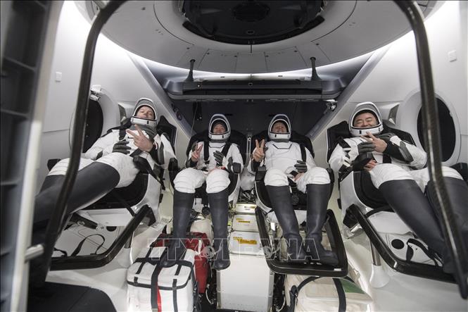  Bốn phi hành gia thực hiện sứ mệnh Crew-2 của NASA trở về Trái Đất trên tàu vũ trụ Crew Dragon ngày 8-11-2021. Ảnh: AFP/TTXVN