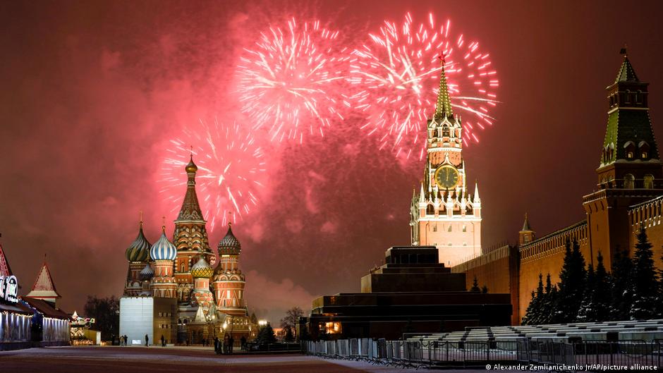  Màn bắn pháo hoa chào đón năm mới 2022 tại quảng trường Đỏ, thủ đô Moskva, Liên bang Nga. Ảnh: DPA