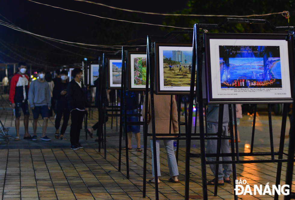 A photo exhibition entitled 'Da Nang's 25-year Journey - Achievements and Prospects' on the west bank of the Dragon Bridge attracted a great deal of attention from the public 