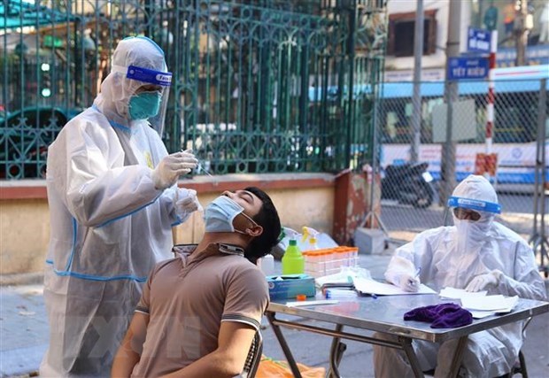 A resident in a locked-down area in Hanoi has his nasal swab taken for COVID-19 testing (Photo: VNA)