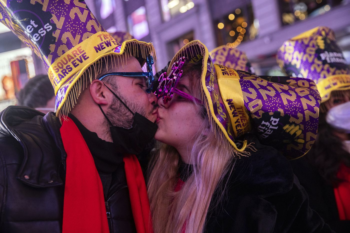  Một cặp đôi trao nhau nụ hôn ngọt ngào ở Quảng trường Thời đại trong thời khắc chuyển giao giữa năm cũ và năm mới. Ảnh: AP