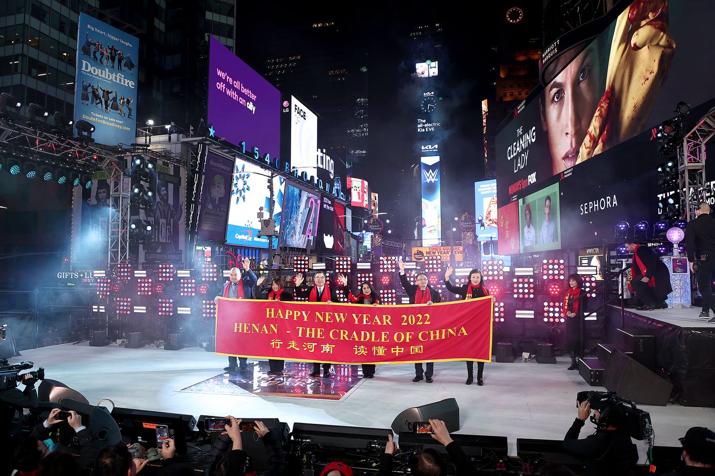  Hiệp hội hữu nghị Mỹ-Trung đóng góp tiết mục biểu diễn nghệ thuật trên Quảng trường Thời đại, với đoàn nghệ sĩ đến từ tỉnh Hải Nam, Trung Quốc. Ảnh: Getty Images