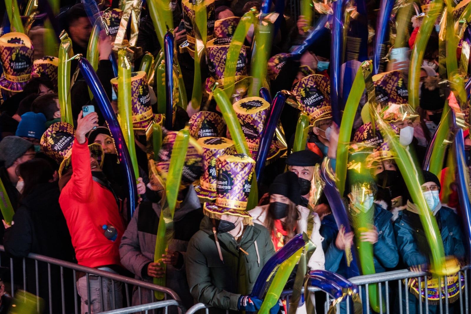  Người dân tập trung tại Quảng trường Thời đại để chiêm ngưỡng màn thả quả cầu pha lê chào đón năm mới mang 