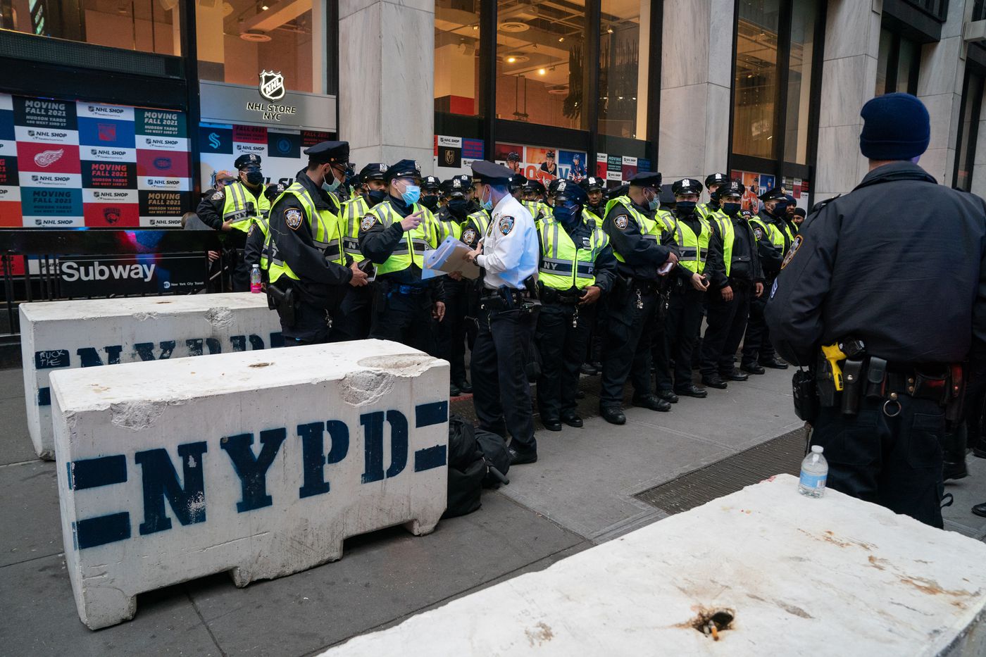  Cảnh sát New York chuẩn bị cho buổi lễ chào đón năm mới. Ảnh: NY DailyNews