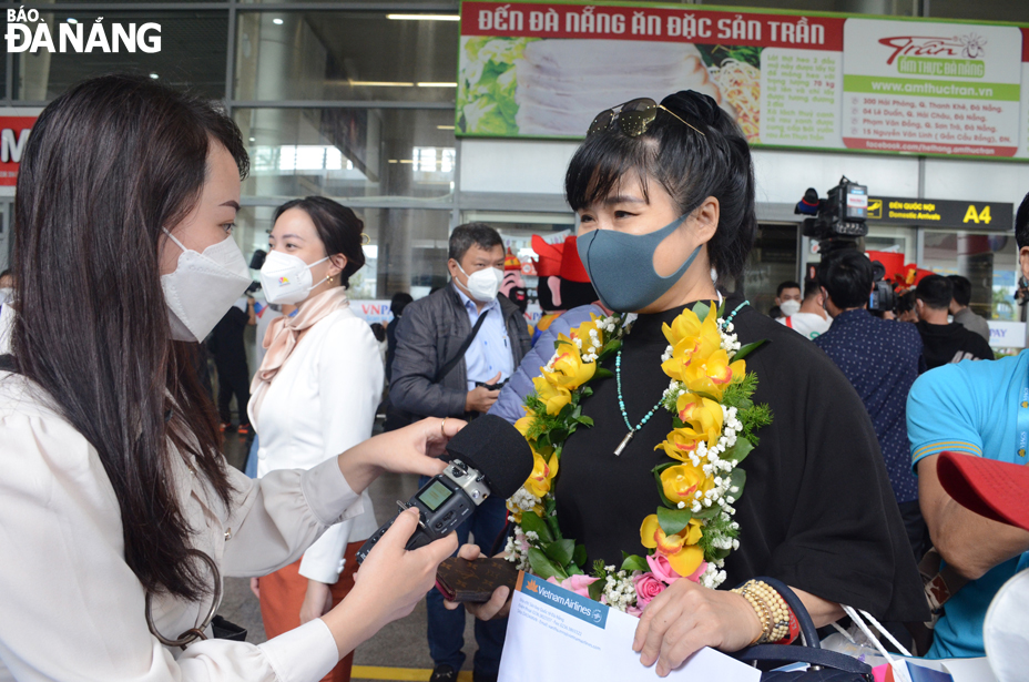 The journey to bring tourists to Da Nang ensures strict compliance with COVID-19 safety rules. Ms. Tran Thi My Tam (right) feels quite secure during her family's New Year's Day vacation. Photo: THU HA