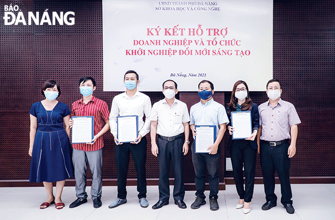 The Da Nang Department of Science and Technology held a ceremony to grant financial aid for potential start-up projects in 2021. Photo: QUYNH TRANG 