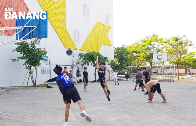 The Da Nang Children's Cultural Palace has promoted the role of a cultural and sports institution for children. IN THE PHOTO: Teenagers playing basketball at the Children's Cultural Palace. (Photo taken on April 5, 2021) Photo: NGOC HA 