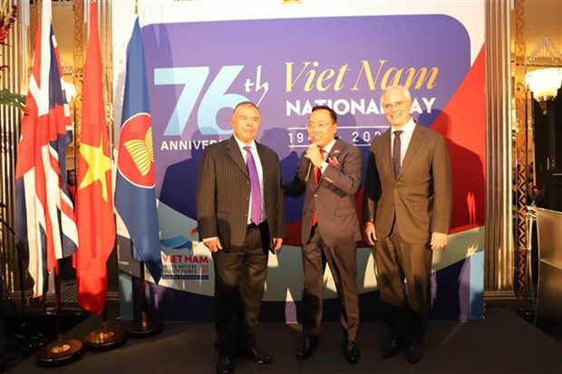 Professor Jonathan Van-Tam (1st from left) at the celebration of Viet Nam's 76th National Day organised by the Embassy of Vietnam in the UK on September 20, 2021. (Photo: VNA)