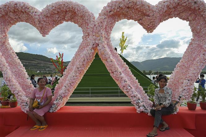 Khách du lịch chụp ảnh tại một khu vui chơi ở tỉnh Kampong Speu, Campuchia. Ảnh: AFP/TTXVN