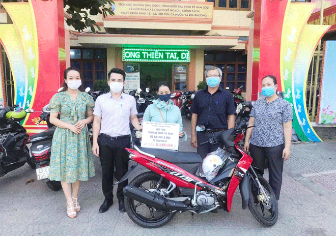 Mặt trận phường Thuận Phước (quận Hải Châu) hỗ trợ xe máy cho bà Cay A Múi (giữa) làm phương tiện đi lại. Ảnh: Mặt trận phường cung cấp