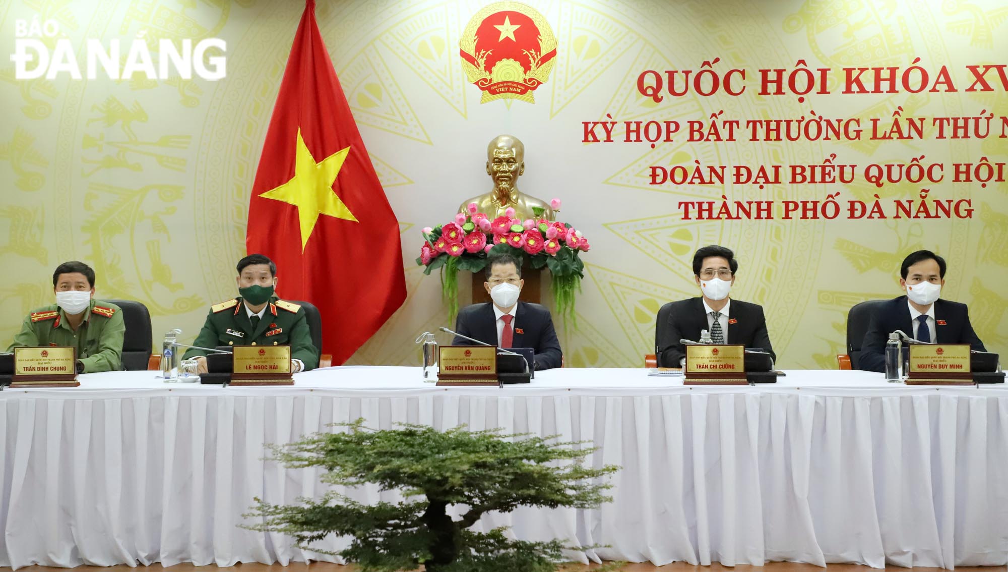 Bí thư Thành ủy Nguyễn Văn Quảng (giữa) cùng các đại biểu tham gia kỳ họp bất thường ngày 4-1. Ảnh: NGỌC PHÚ