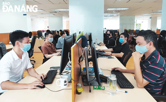 Thanks to its open policies and convenient administrative procedures, Da Nang has attracted many software and information technology enterprises. IN THE PHOTO: IT engineers are seen working at the Da Nang branch of the Axon Active Vietnam Co., Ltd. Photo: THU HA