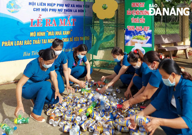 Women in Hoa Tien commune participate in waste sorting at source. Photo: T.S