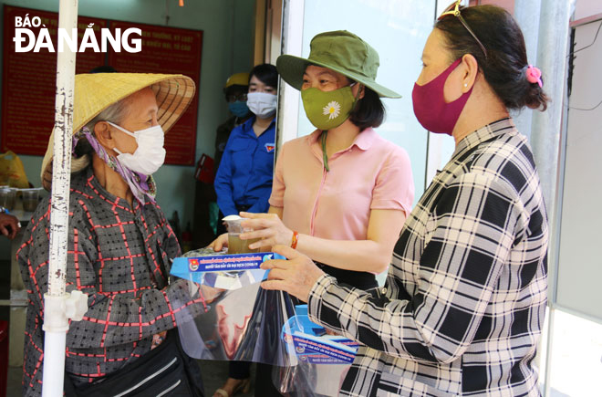  Members of the Da Nang Women’s Union donate anti-droplet hats and meals to those in difficult circumstances. Photo: THANH TINH